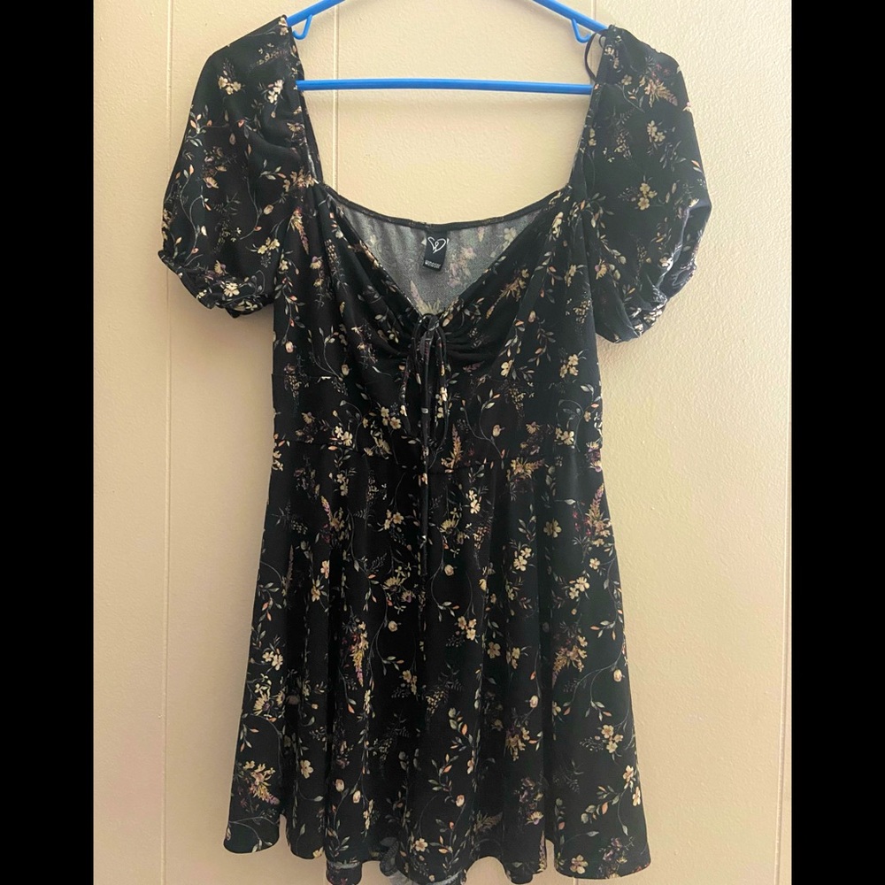 Black floral romper! Ties at the front. Size Large